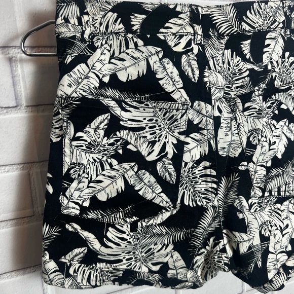 DIVIDED H&M women printed black and white floral shorts/size 6 - Picture 7 of 9